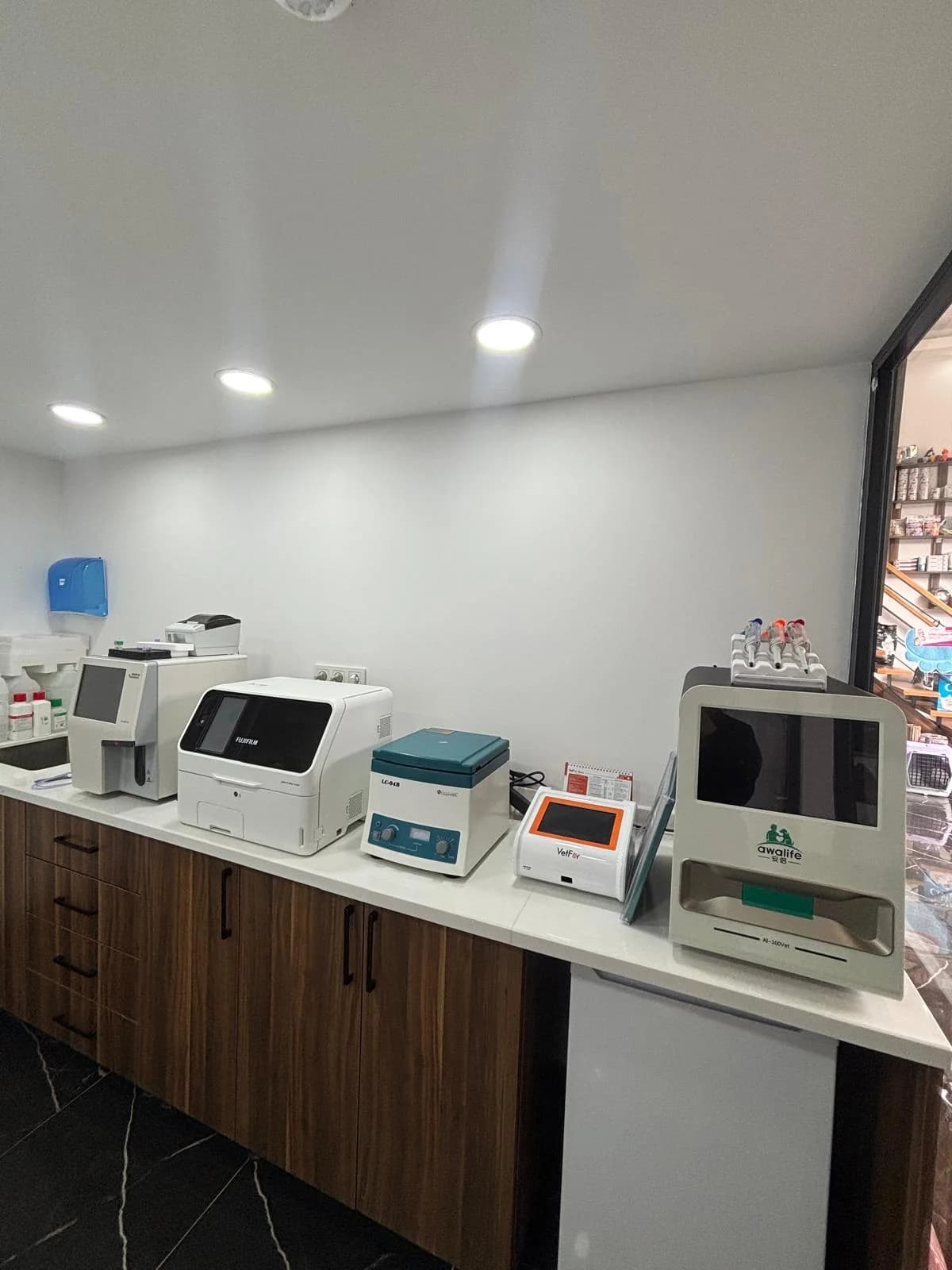 Vadikent’in klinik içi laboratuvarı ve analiz cihazları